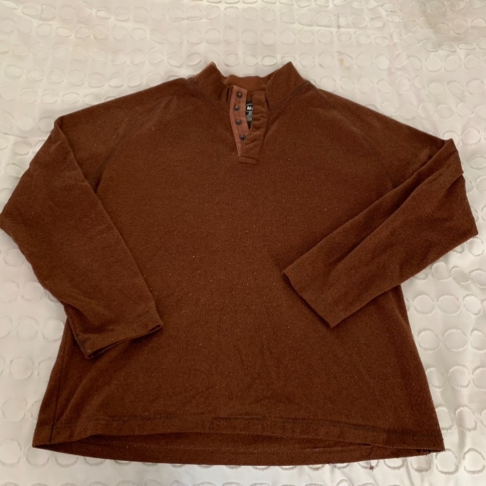 REI brand fleece pullover, button up colar.